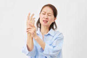 三郷で手がしびれる女性