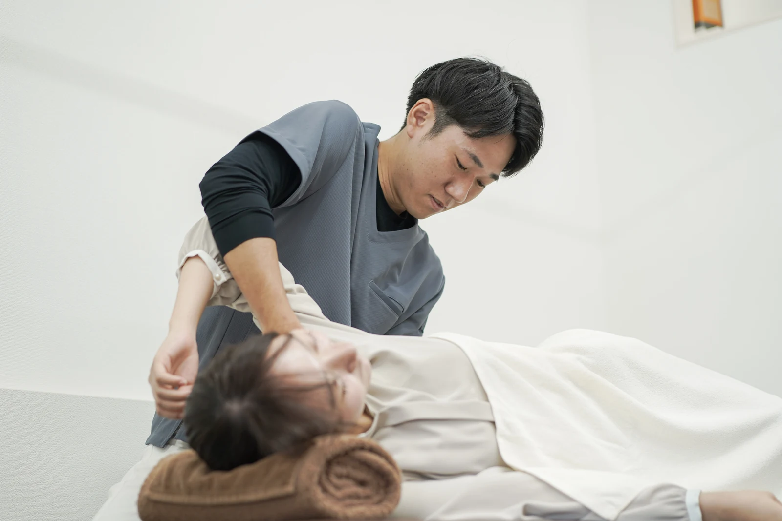 CUREPROで首と肩を施術する様子