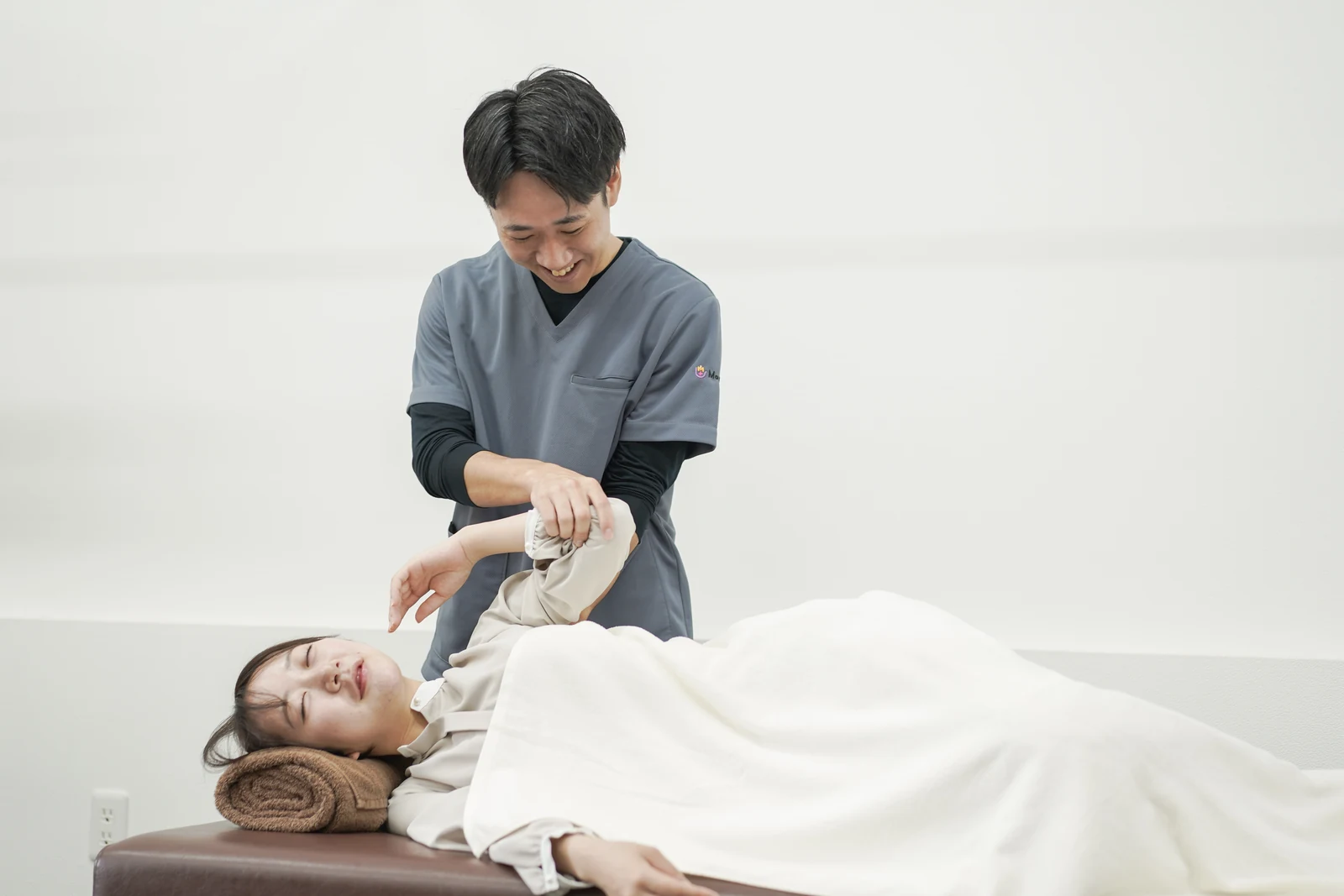 CUREPROで肩周辺をやさしく施術する様子
