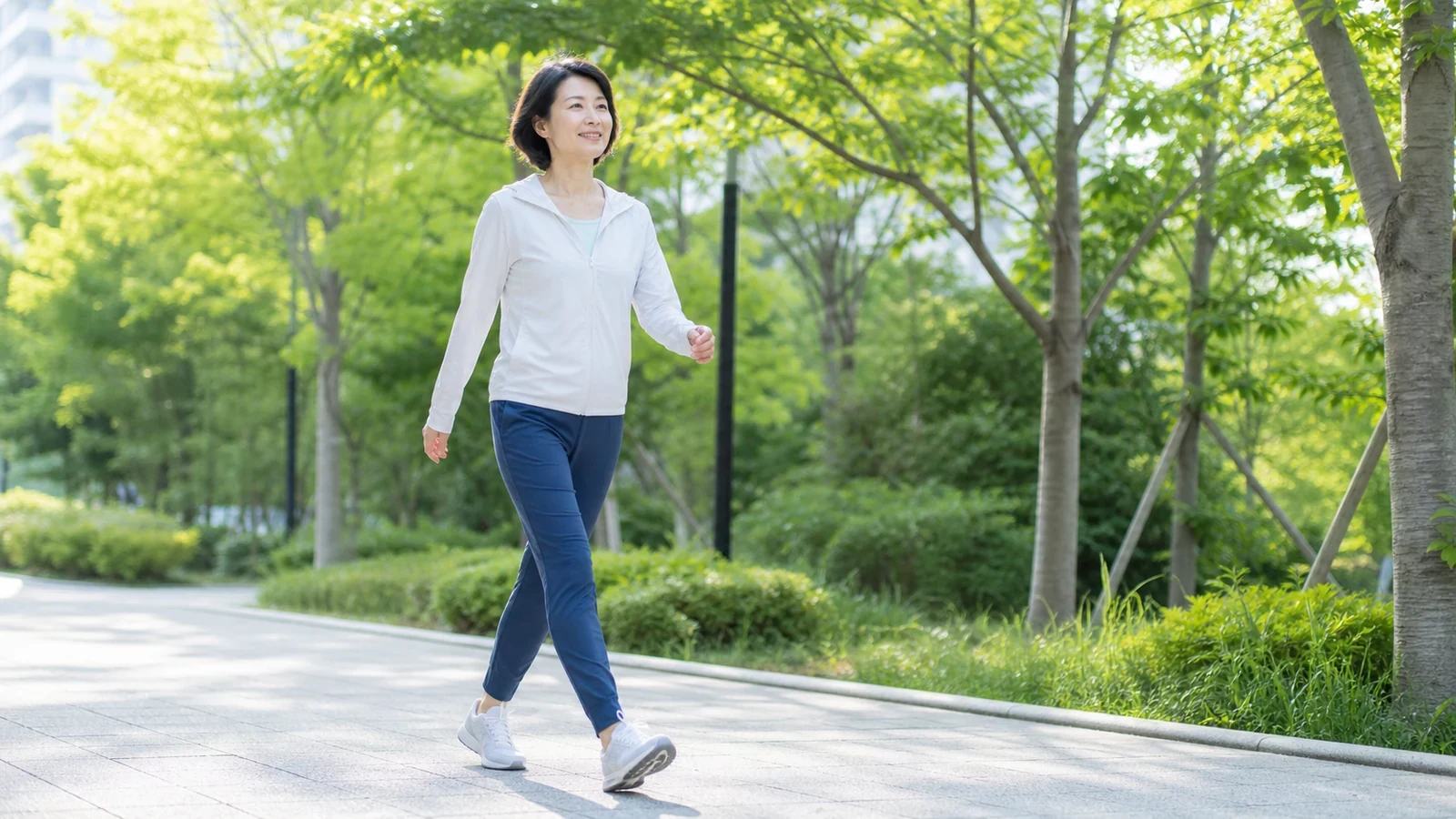 公園で無理なくウォーキングを続ける女性
