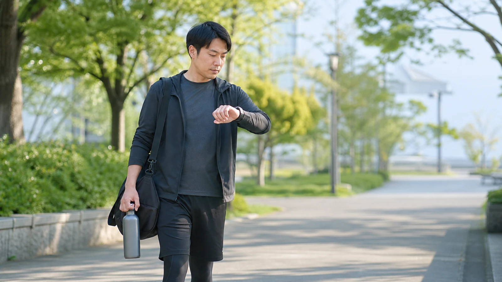 日常に計画的な運動を取り入れる男性