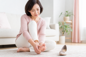足の親指の付け根が痛い原因は？外反母趾・痛風の見分け方と対処【柔道整復師監修】