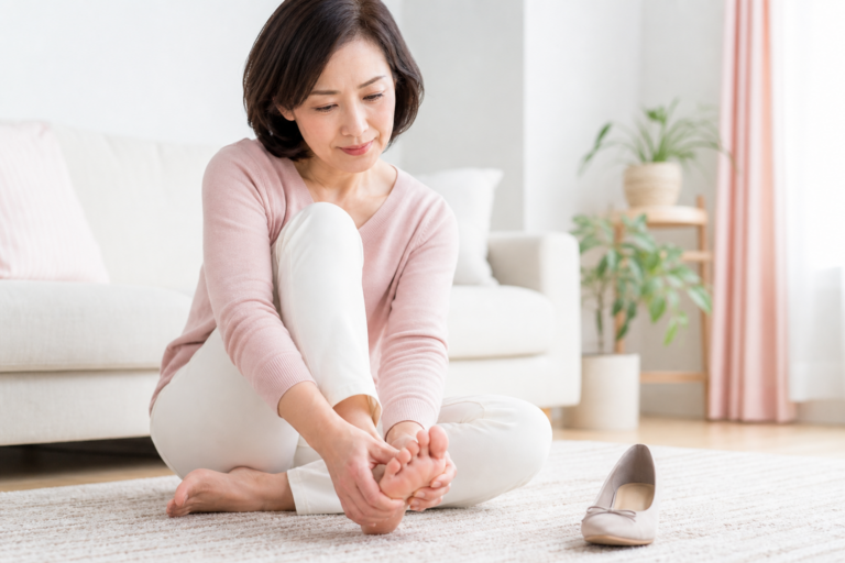 足の親指の付け根が痛い原因は？外反母趾・痛風の見分け方と対処【柔道整復師監修】
