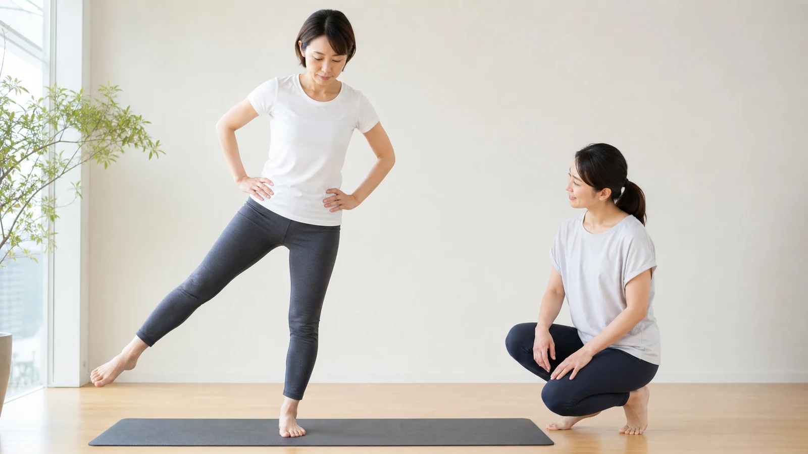 太ももの付け根と股関節の動きをセルフチェックする女性