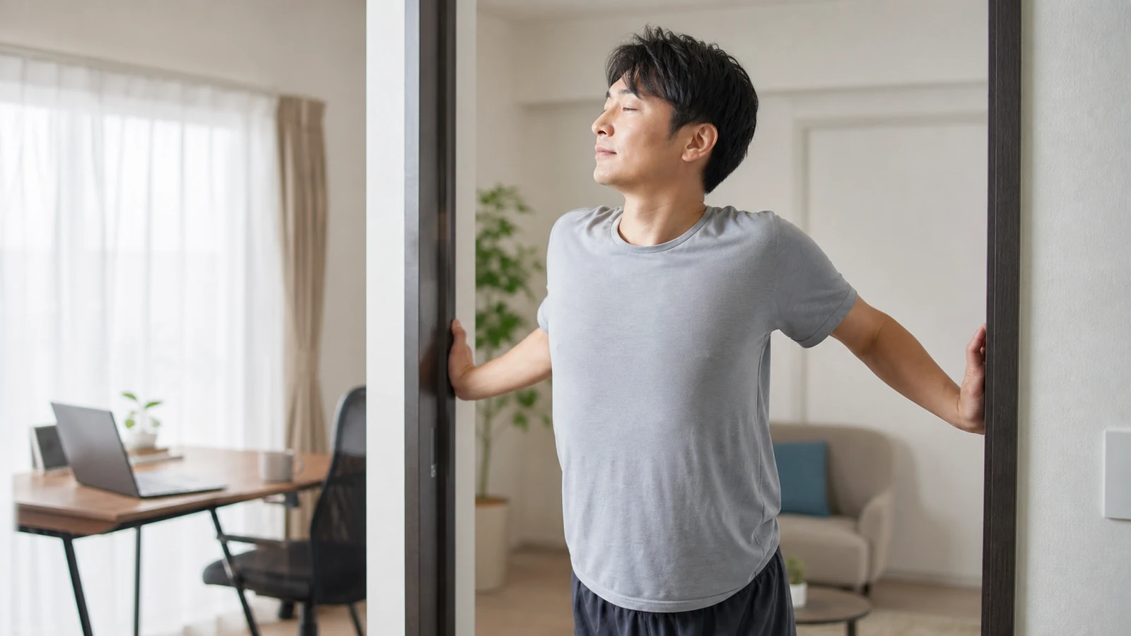 デスクワーク後に胸を開くストレッチ