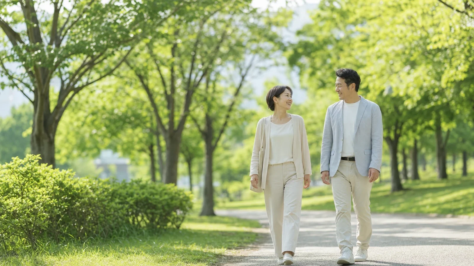 日本の健康寿命を意識して公園を歩く夫婦