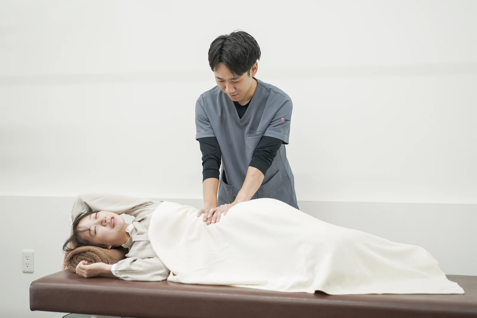 CUREPROで身体の状態を確認する施術