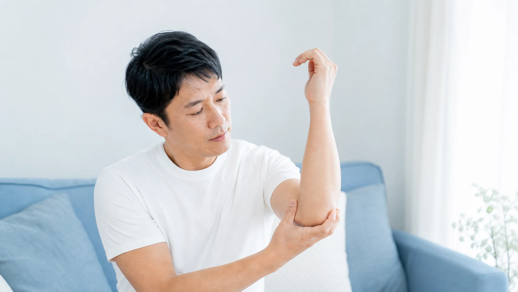 肘の外側と内側の状態を確認する人