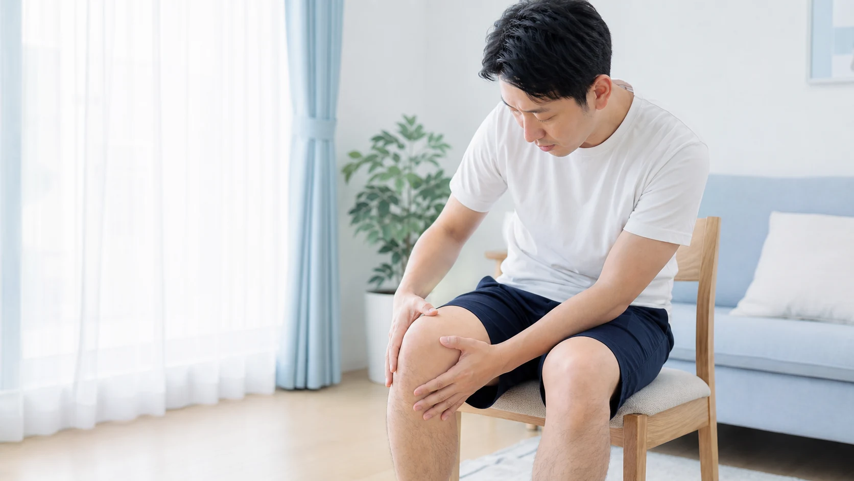 膝の内側や外側とお皿周辺を確認する人