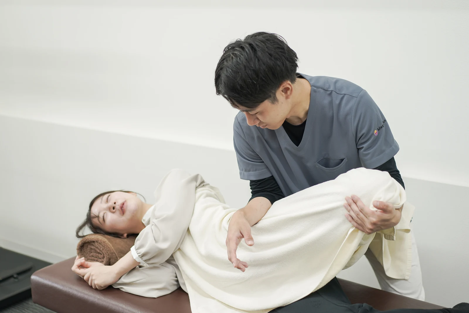 CUREPROで首や背中の緊張を確認する施術
