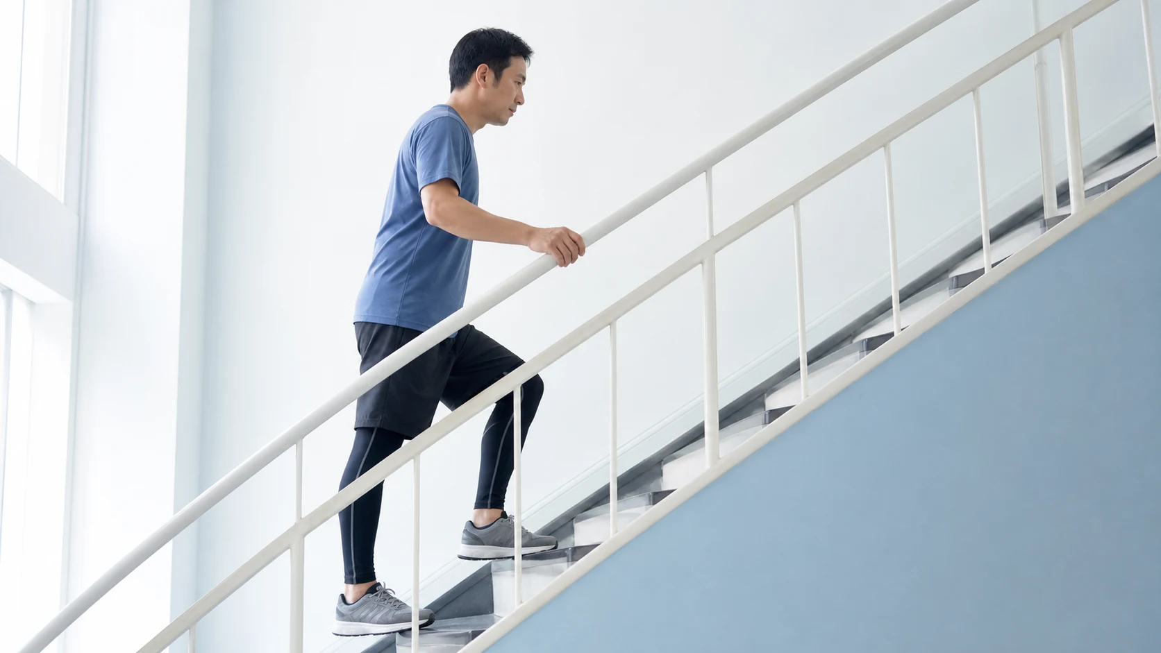 階段を上るときに膝で体重を支える人