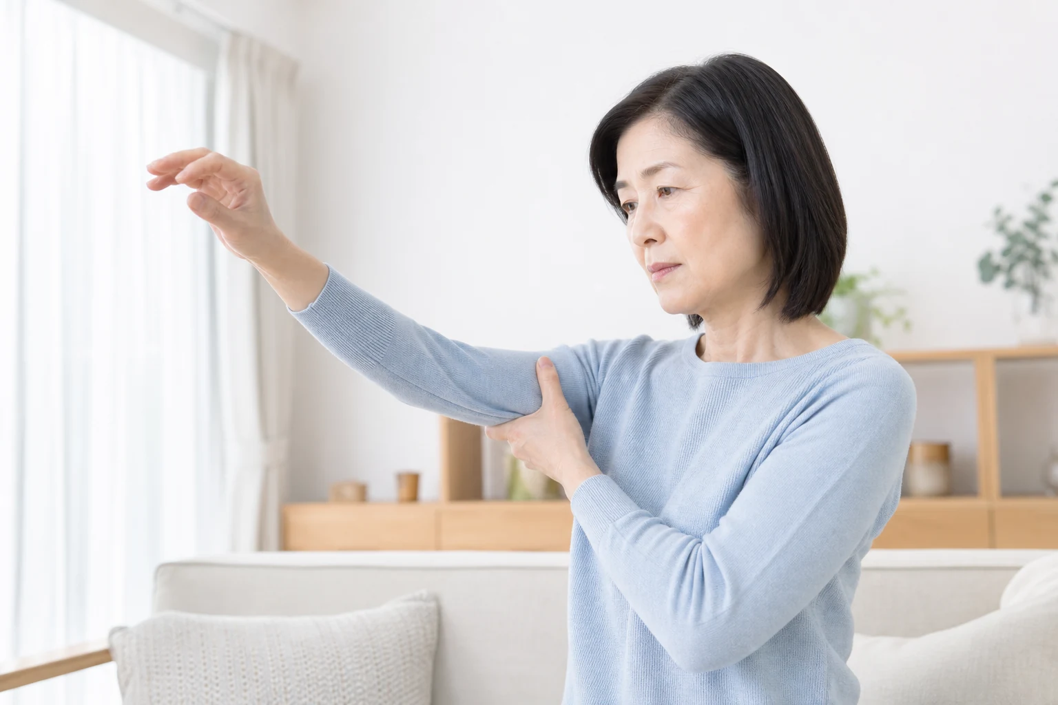 肩の可動域が狭く腕を上げにくい人