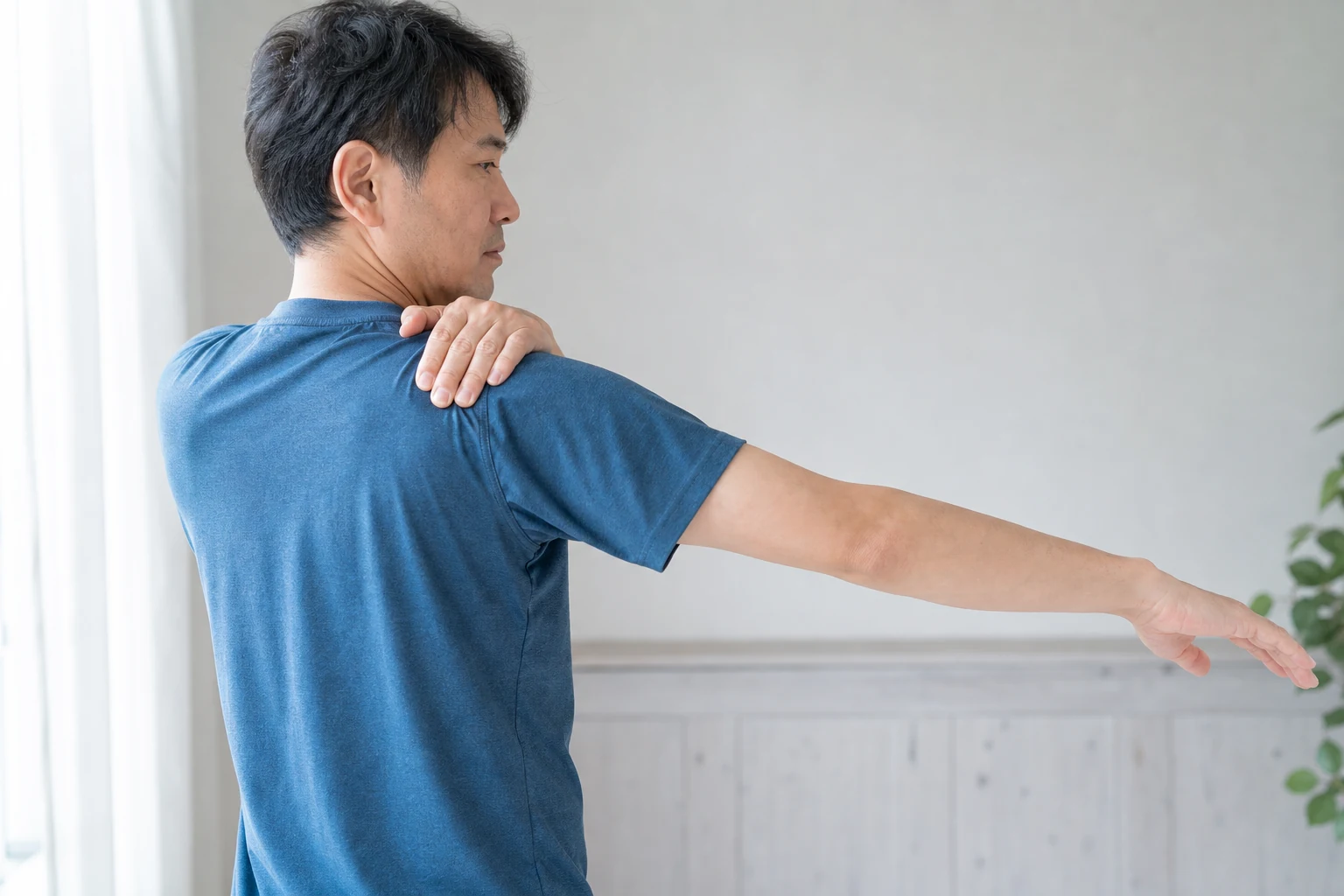 肩甲骨と肩関節の動きを確認する人