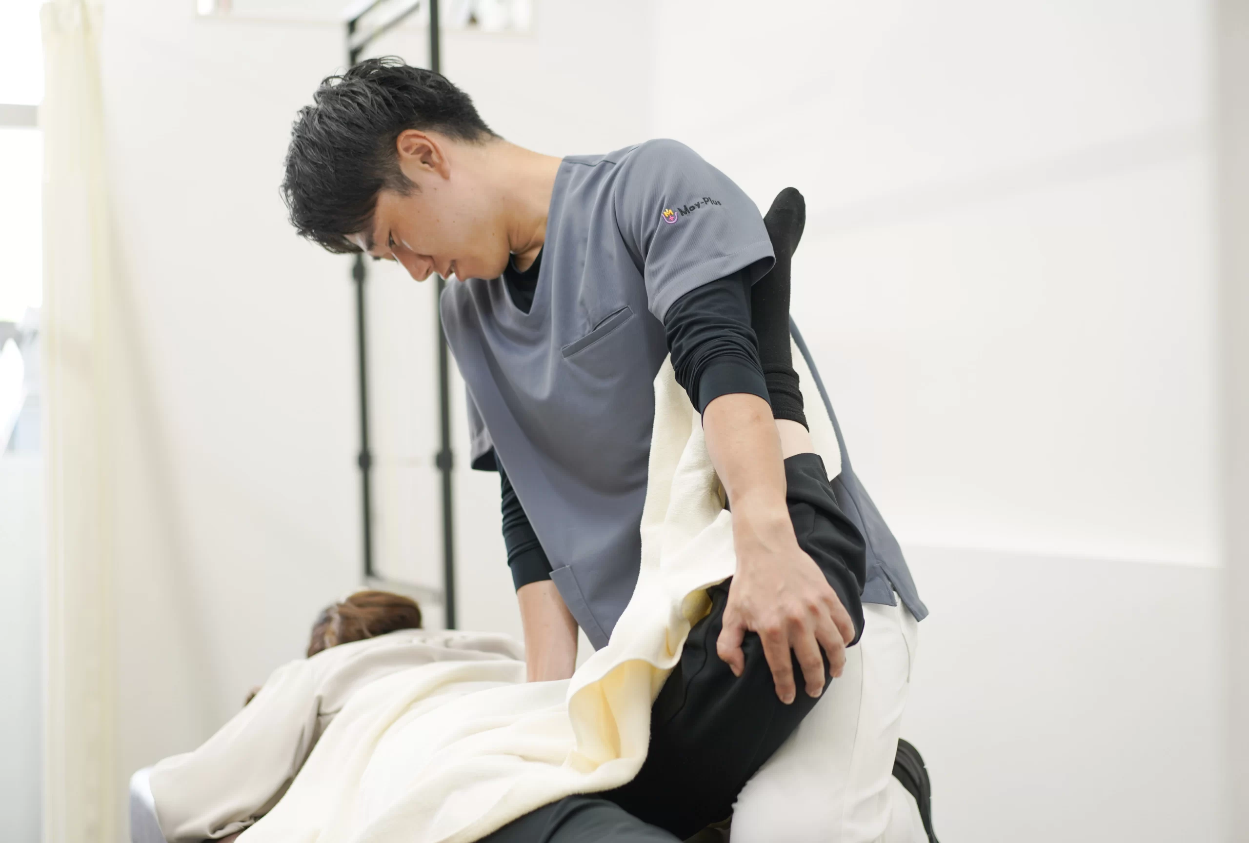 CUREPROで股関節と骨盤の動きを確認する施術