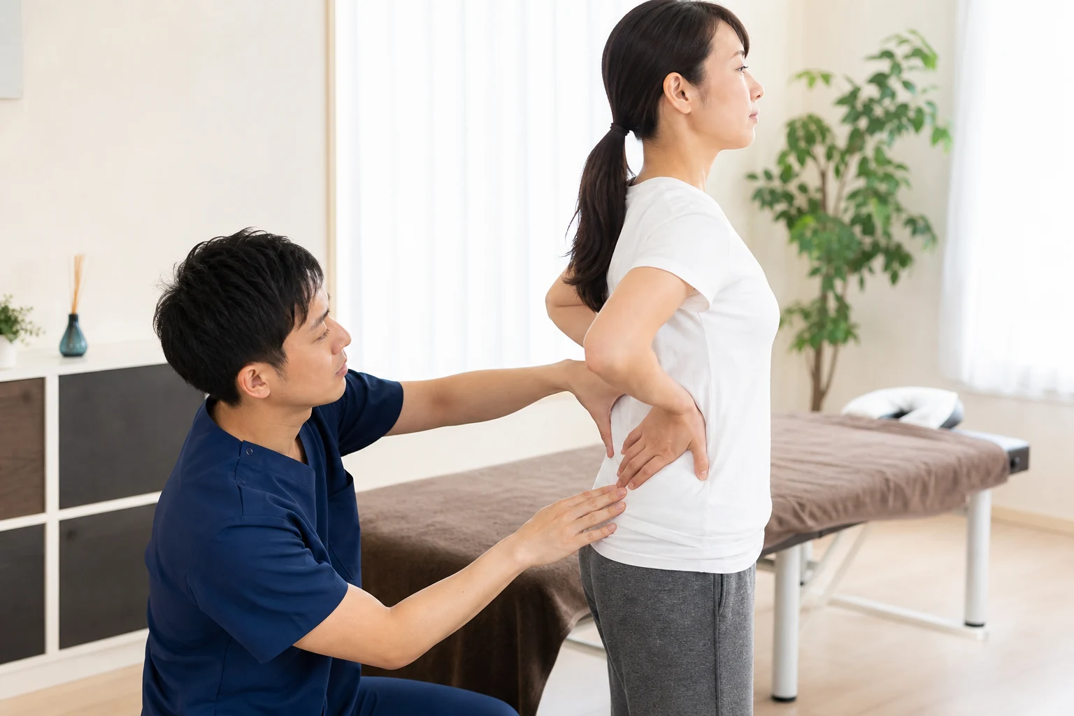 専門家が立位で腰の姿勢を確認する様子