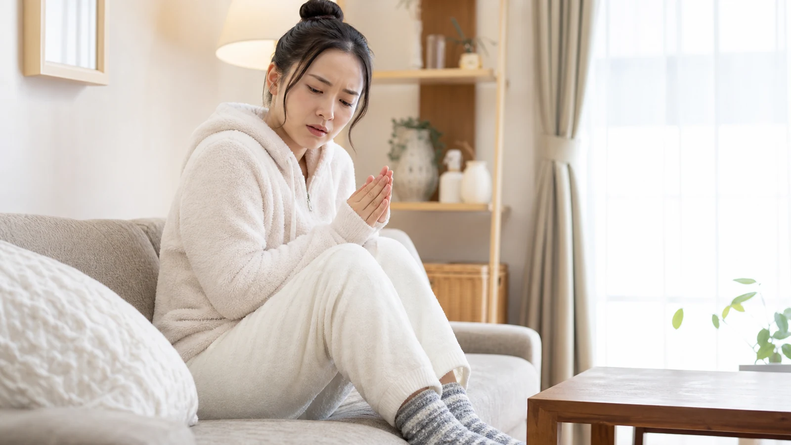 体を温めても再び指先の冷えを感じる女性