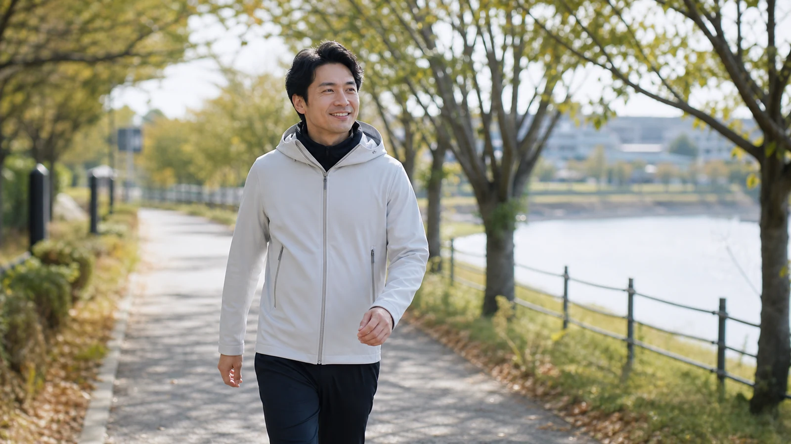 冷え対策として屋外を歩く男性