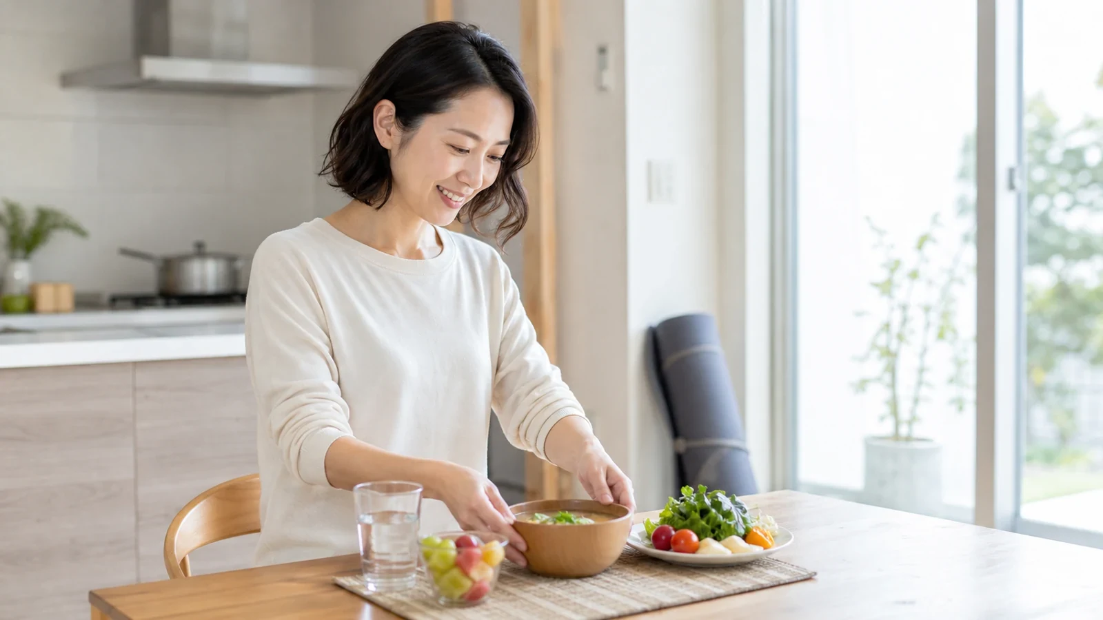 主食と主菜と副菜をそろえる女性
