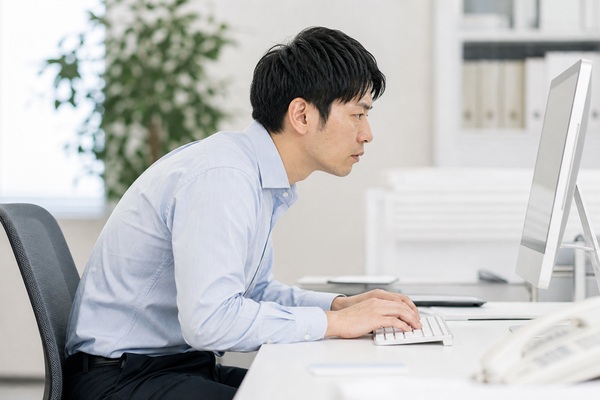 デスクワーク姿勢で背中の筋肉が硬くなる原因のイメージ