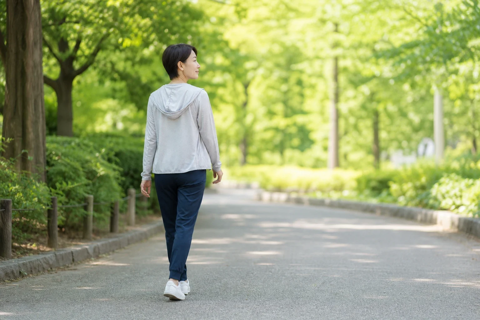 肋骨まわりを無理なく動かすために歩く女性