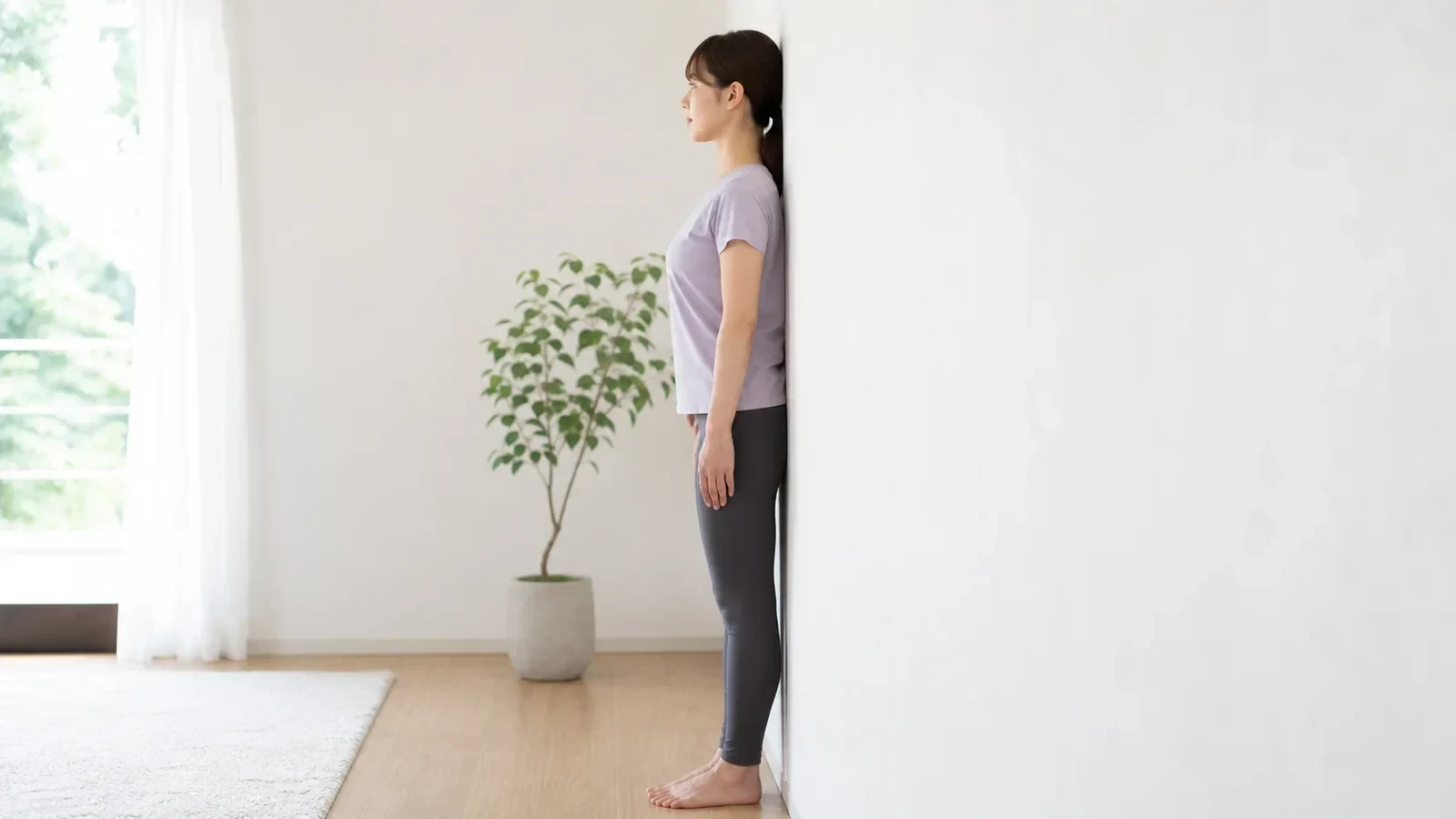 整体を受ける前に姿勢をセルフチェックする女性