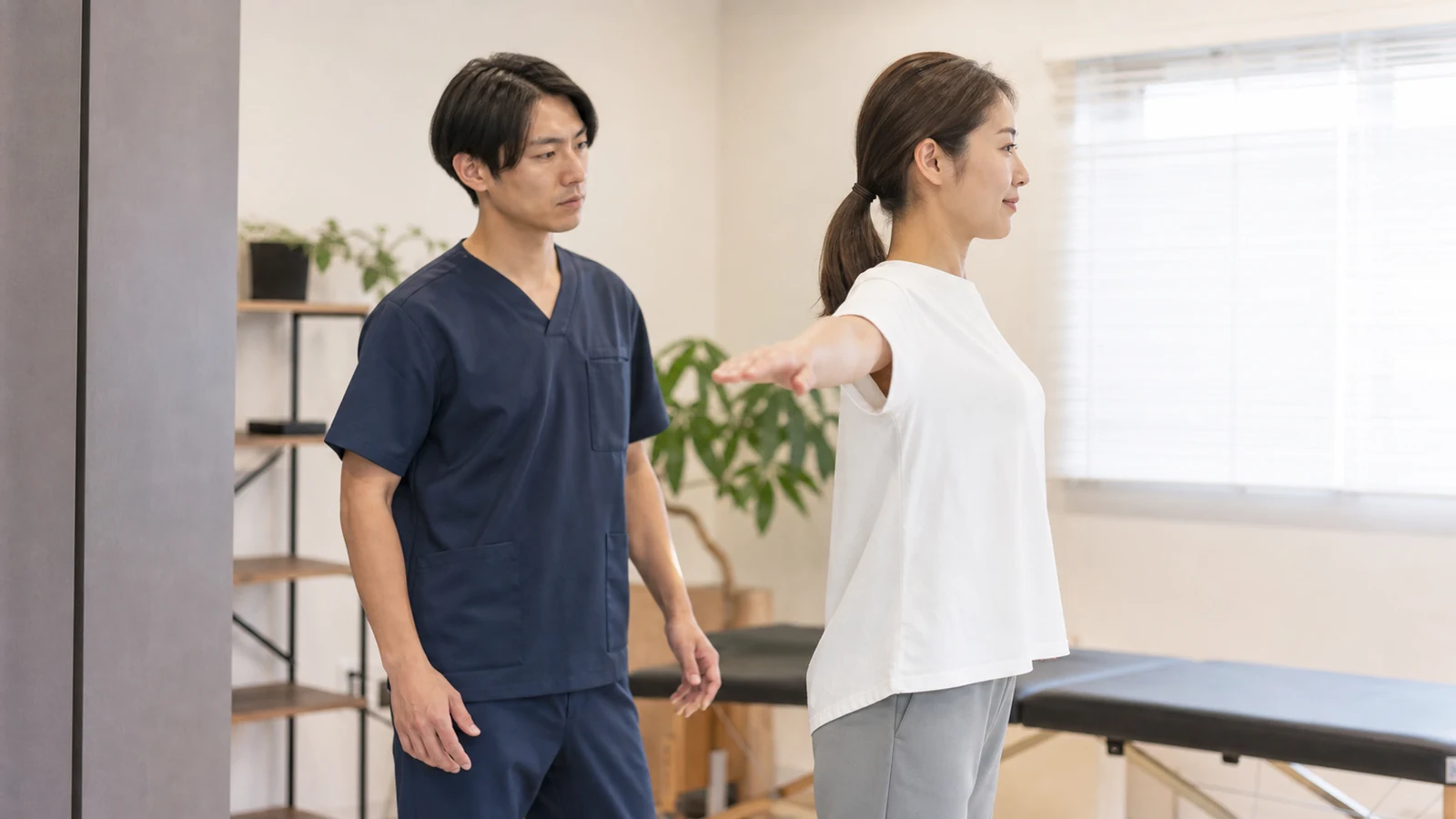 CUREPROで肩と体幹の動きを確認する様子