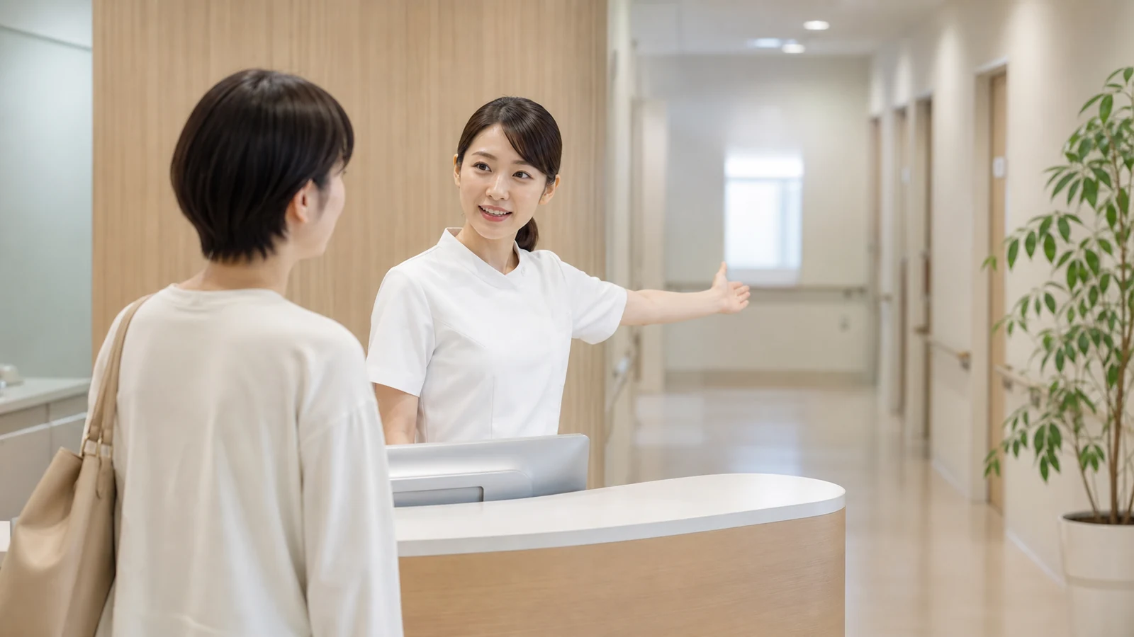 症状に合う診療科を案内する医療従事者