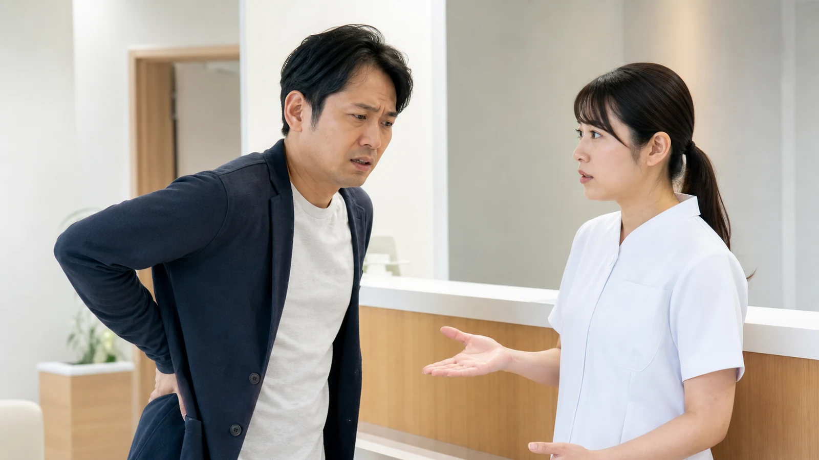 右背中の急な痛みを医療従事者へ相談する様子