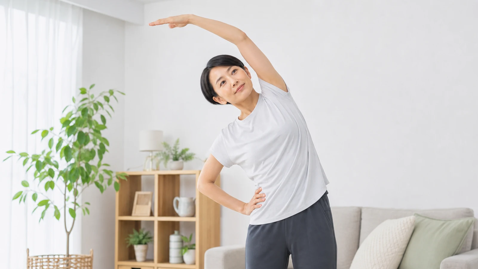 背中の右側を無理なく伸ばす側屈ストレッチ