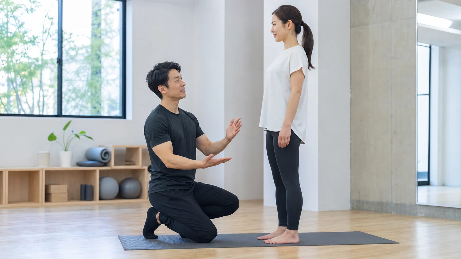 姿勢改善トレーニングを専門家へ相談する女性