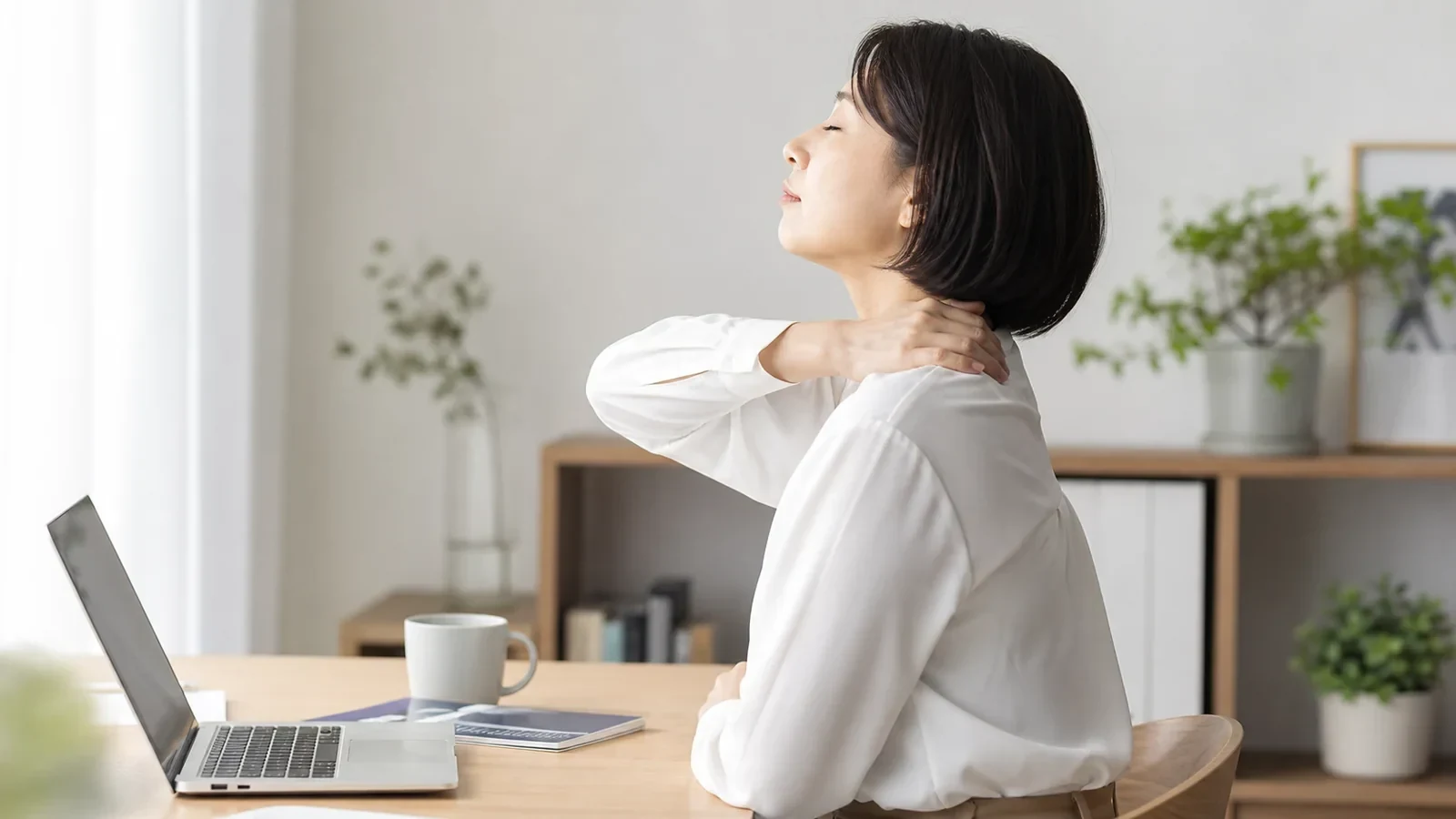 デスクワークの合間に肩を動かすミニストレッチ