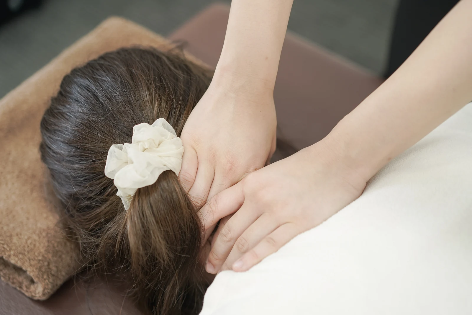 CUREPROで肩周辺へ繊細に行う施術