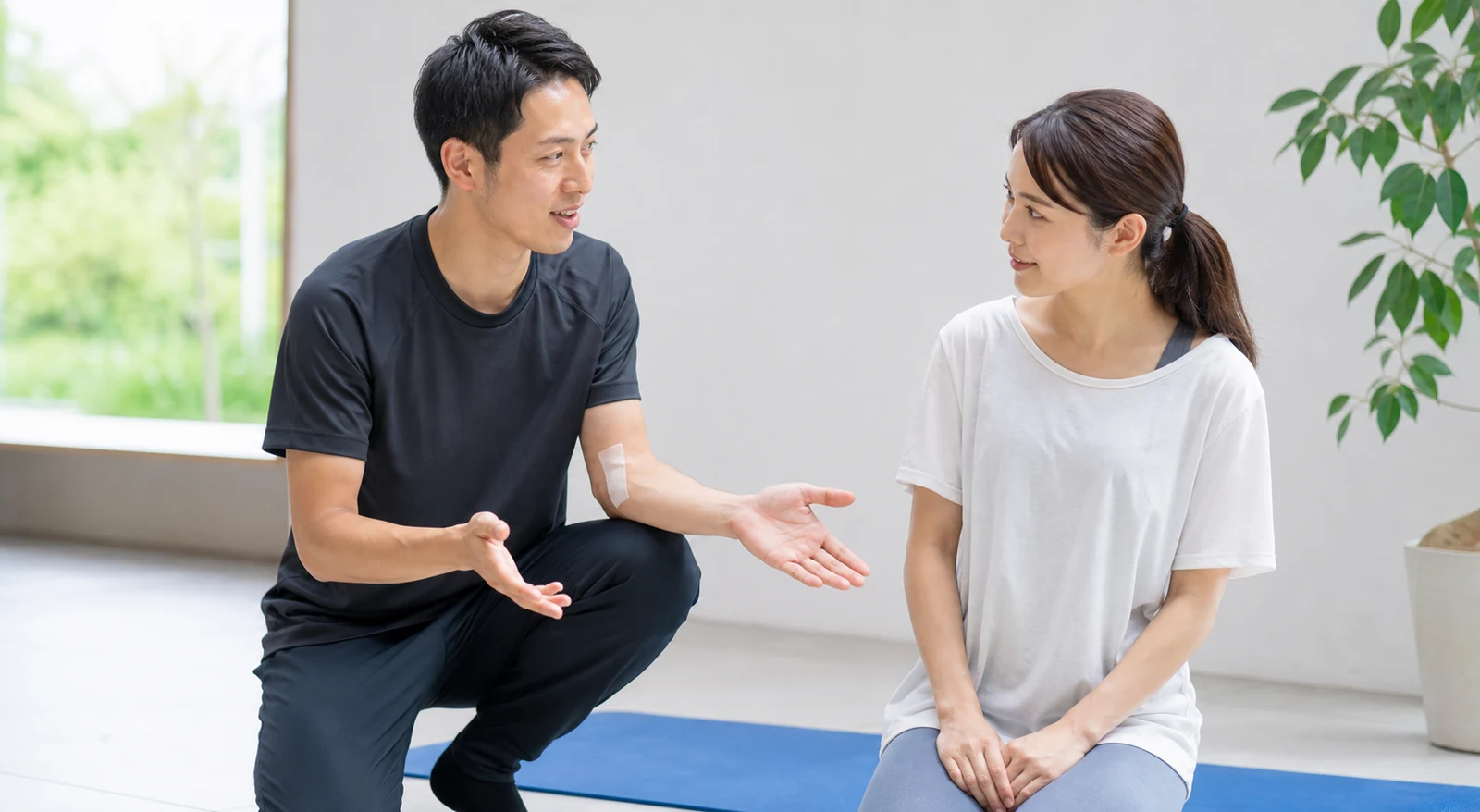 ランジストレッチの疑問を専門家へ相談する女性