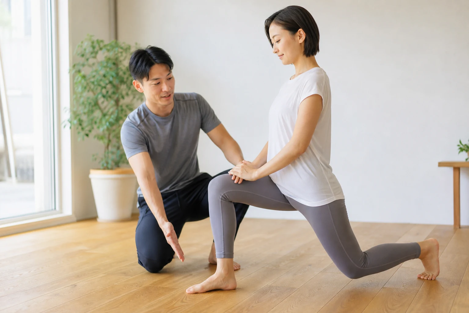 目的に合うランジストレッチを確認する女性と専門家