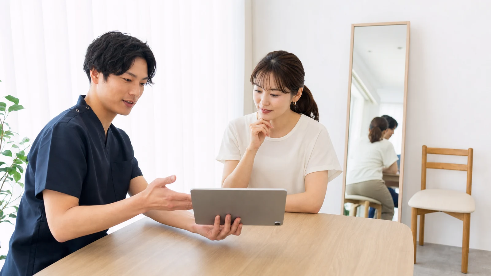 正しい姿勢について専門家へ相談する女性
