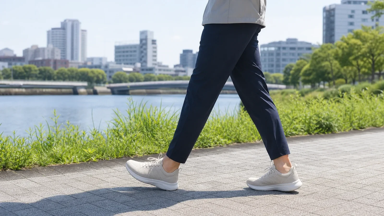健康のため川沿いをウォーキングする人の足元