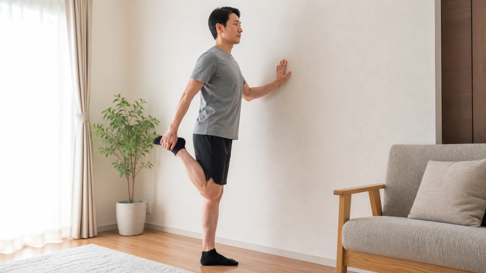 壁を使って行う前もものストレッチ