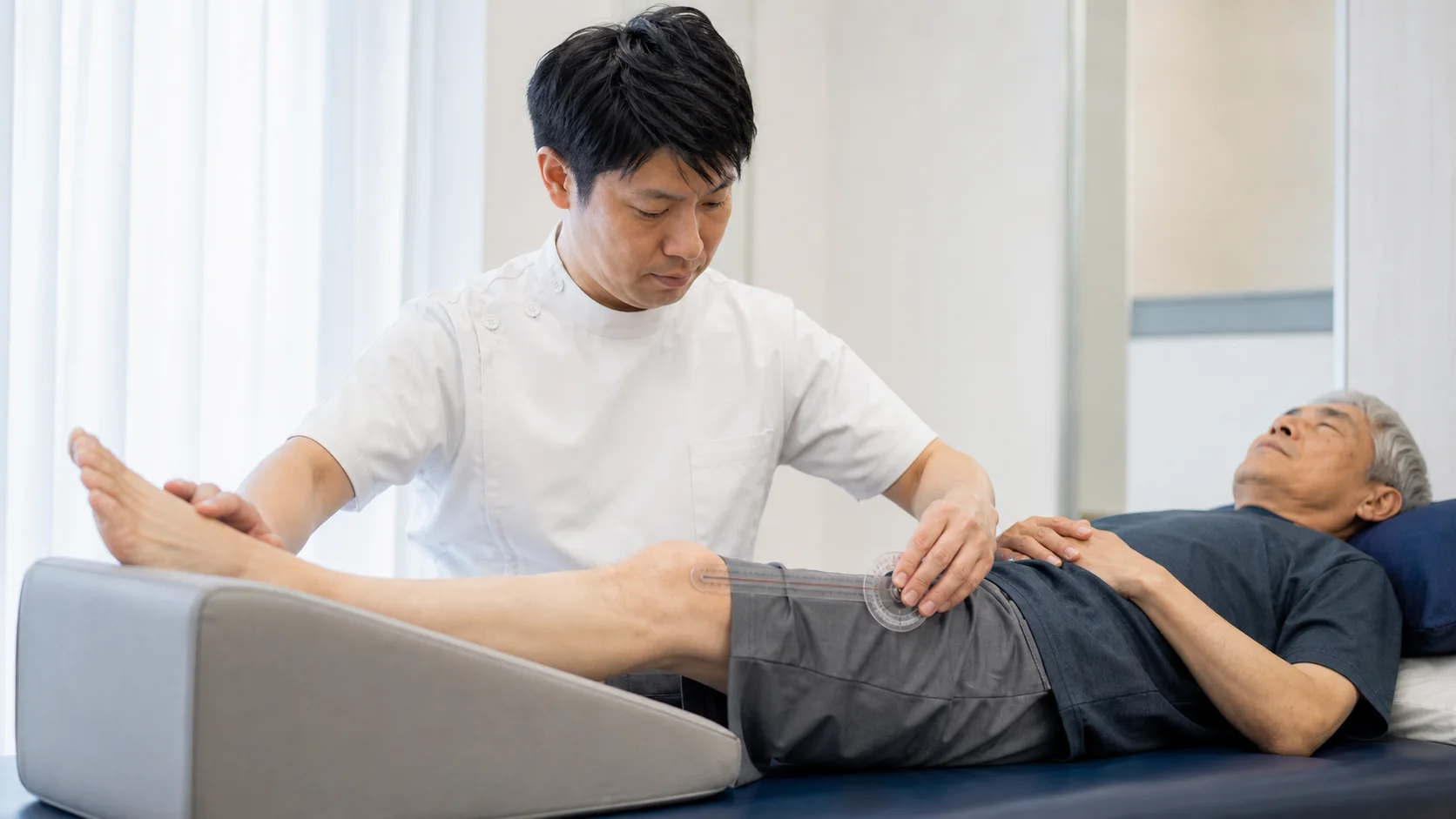 膝の伸び具合を測定している様子