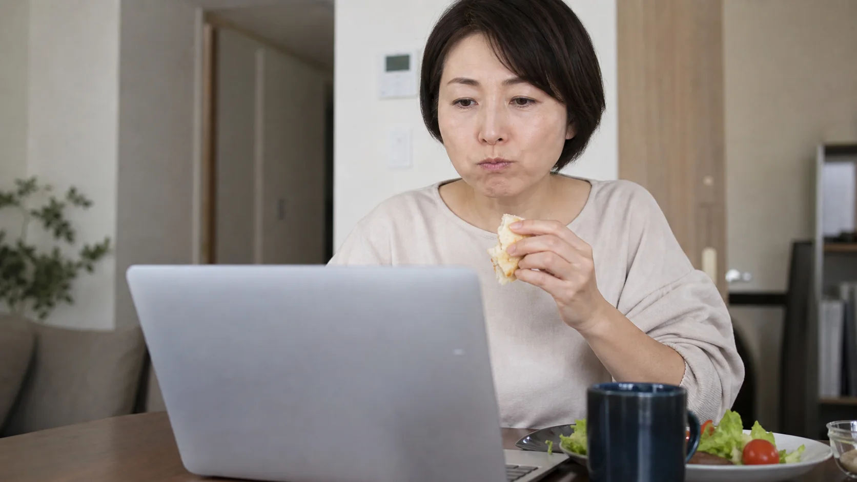 仕事をしながら片側で噛む生活習慣