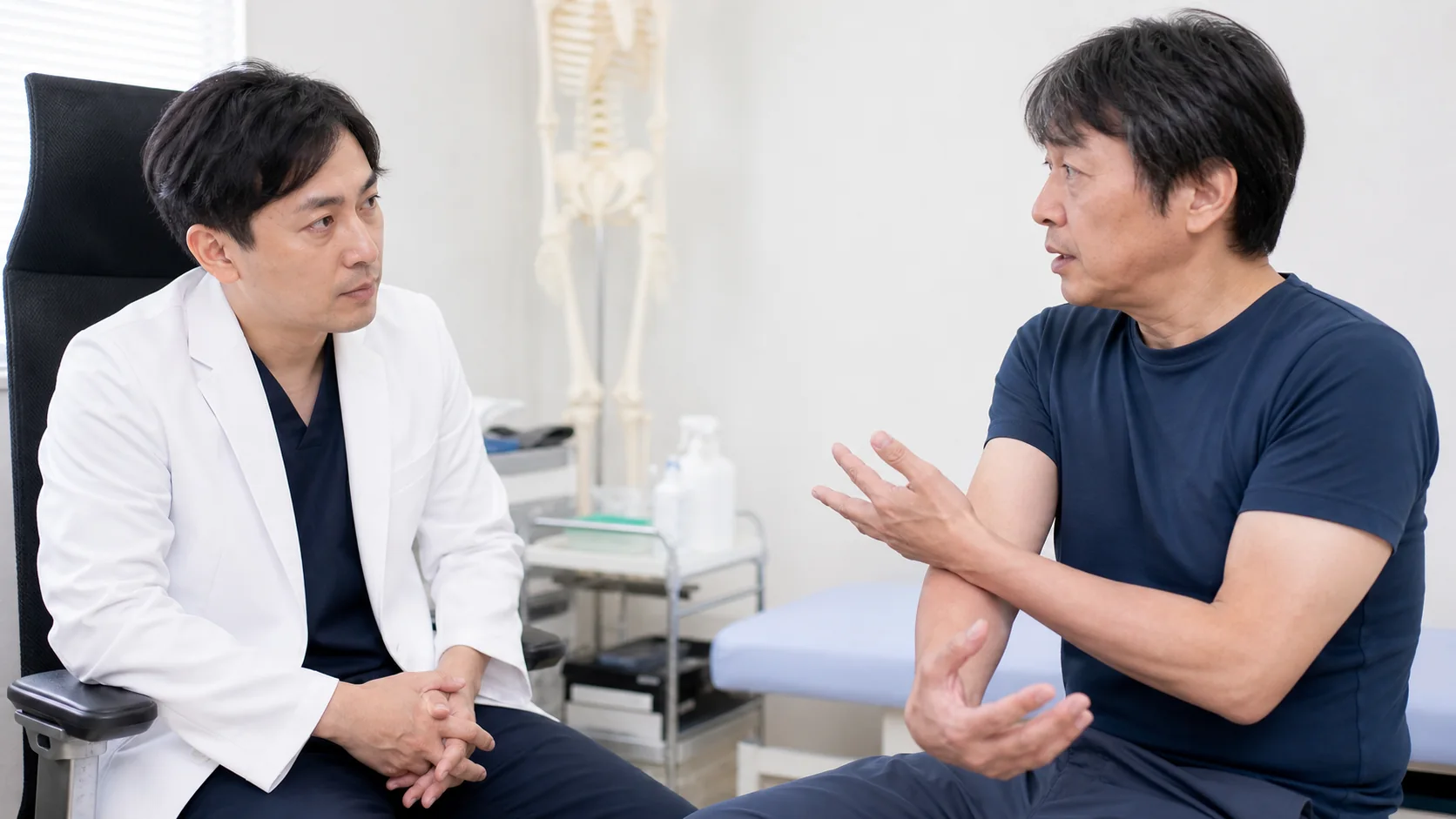 肘の痛みと指のしびれを医師に相談する患者