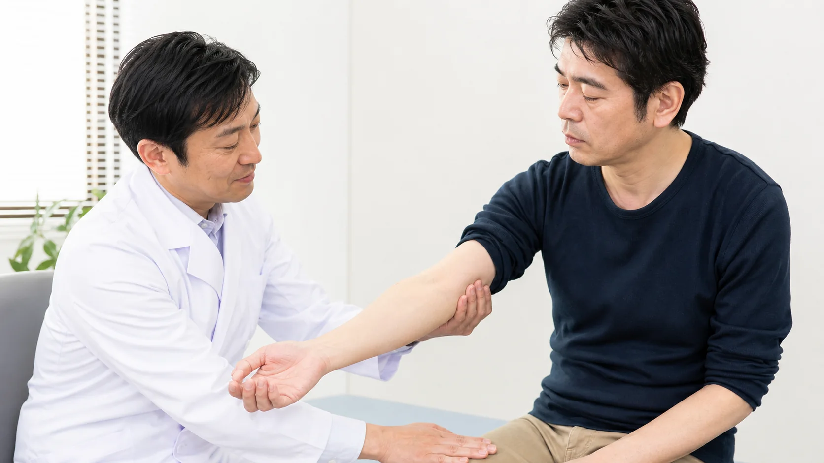肘部管症候群による小指側のしびれを確認する様子