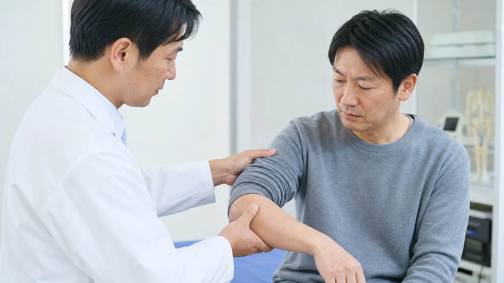 肘の動きと前腕を診察する様子