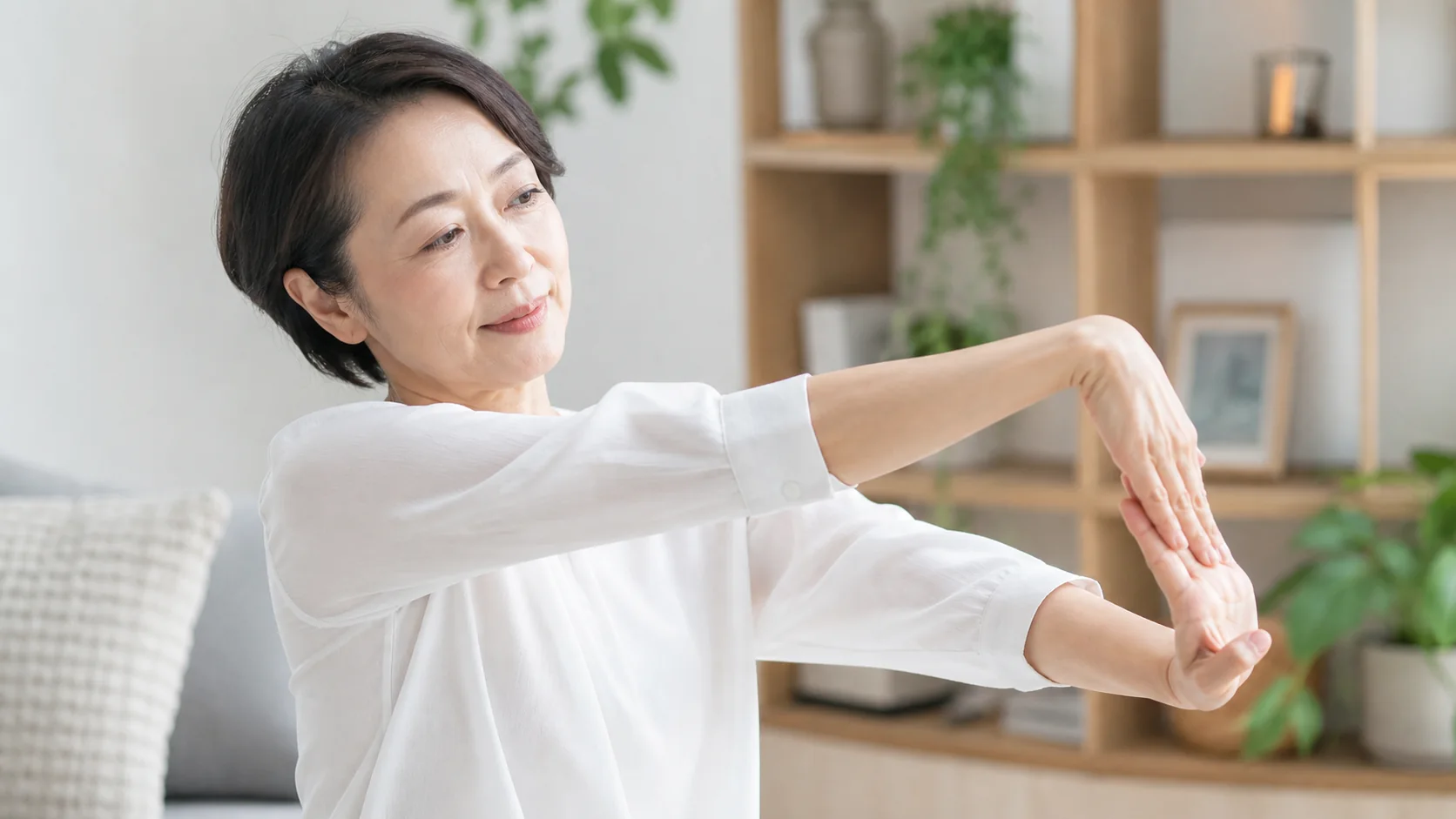肘の外側から前腕を無理なく伸ばすストレッチ