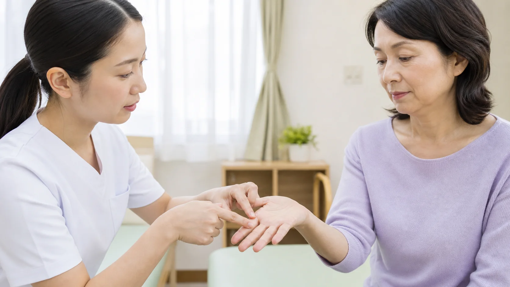 手のひらと指の痛む場所を確認する様子