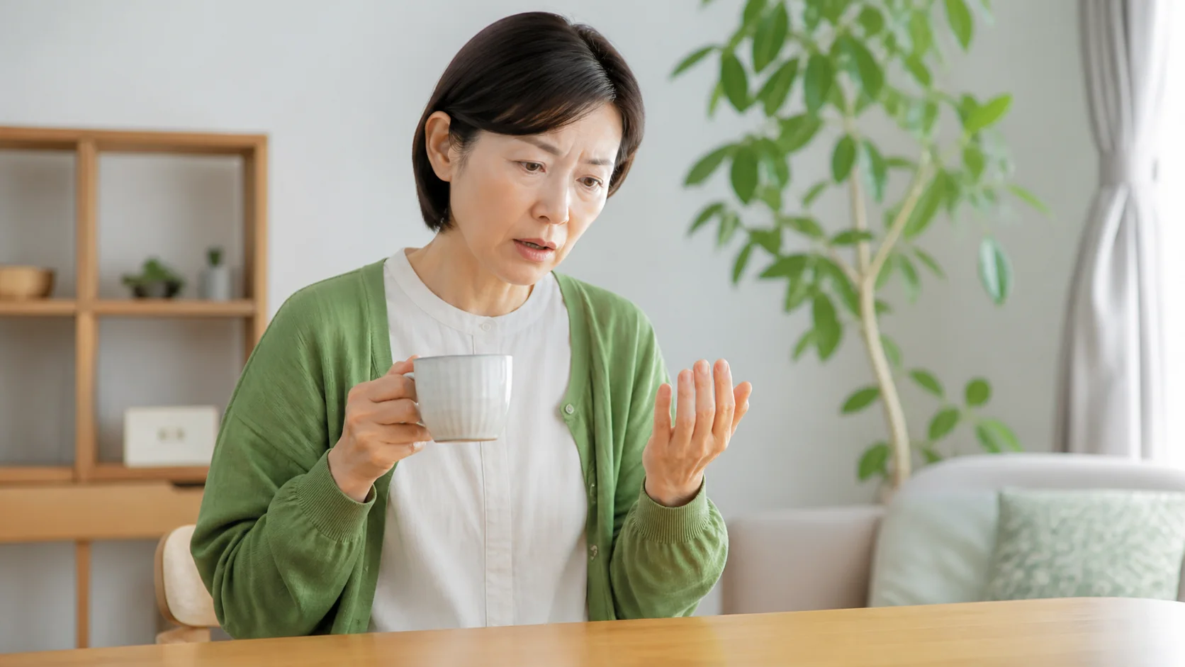 手の力が入りにくい危険サインを確認する女性