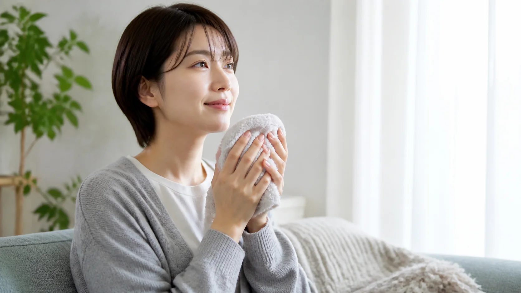 温かいタオルで両手を温めるセルフケア