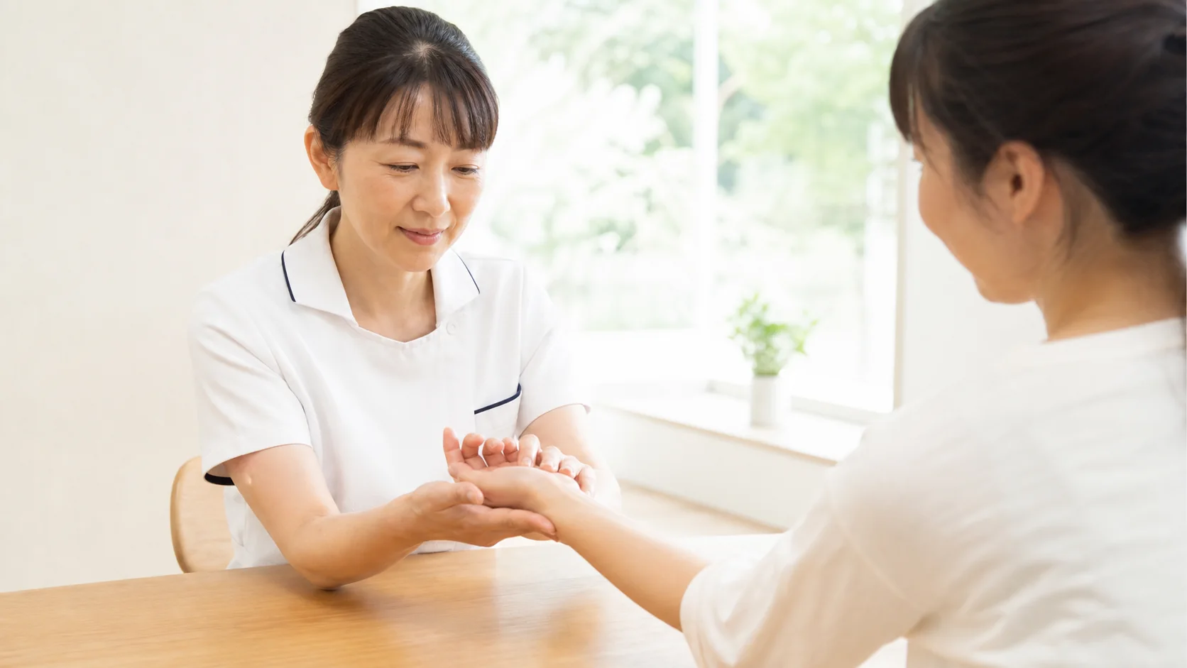 手をついたときに負担がかかる手首を確認する様子