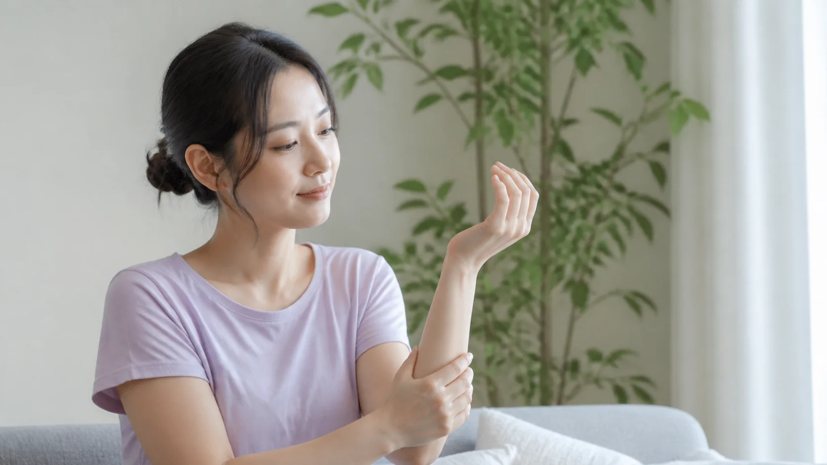 手首を反らす動きと症状を確認する女性