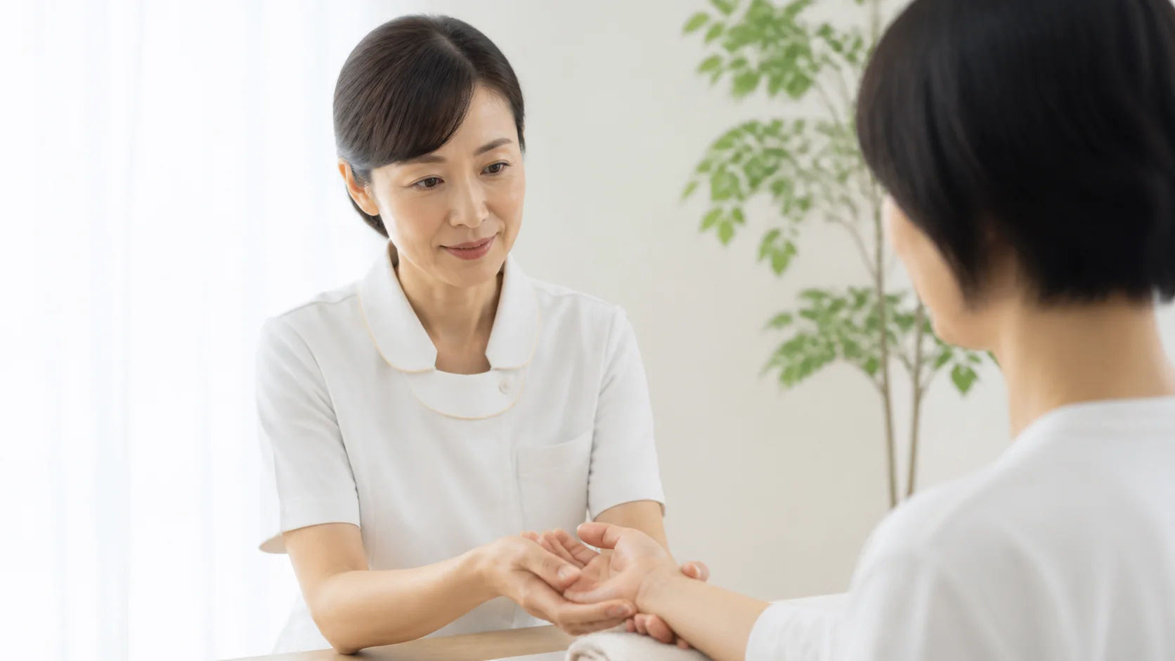 小指側の手首を確認する様子