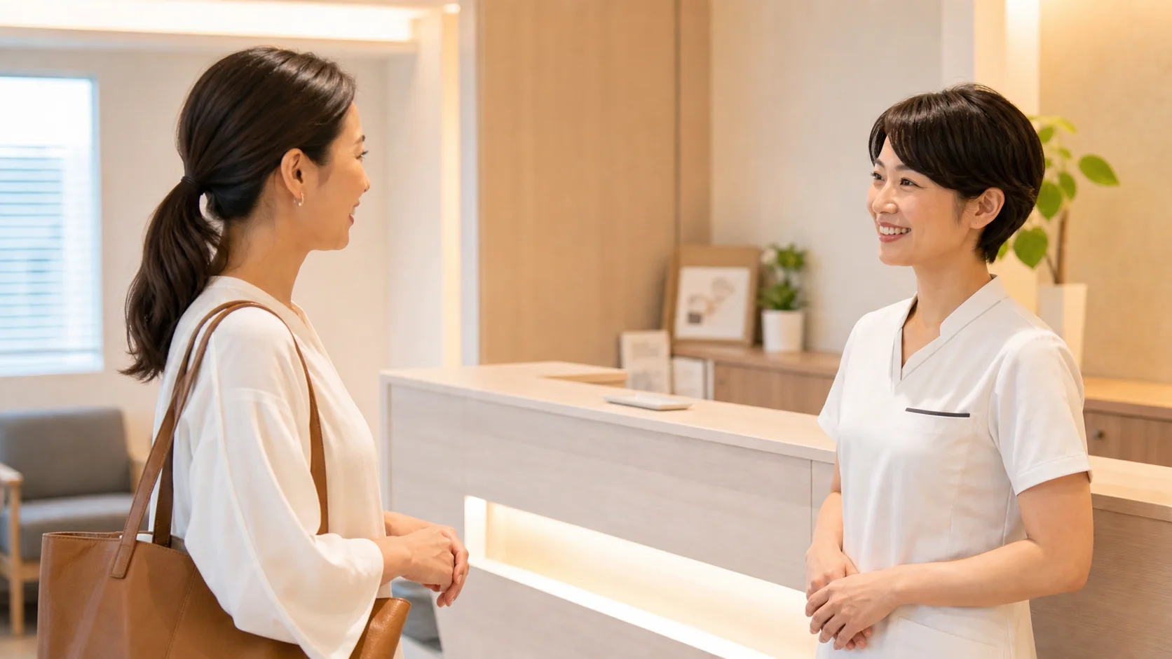 受付で施術者に相談する女性